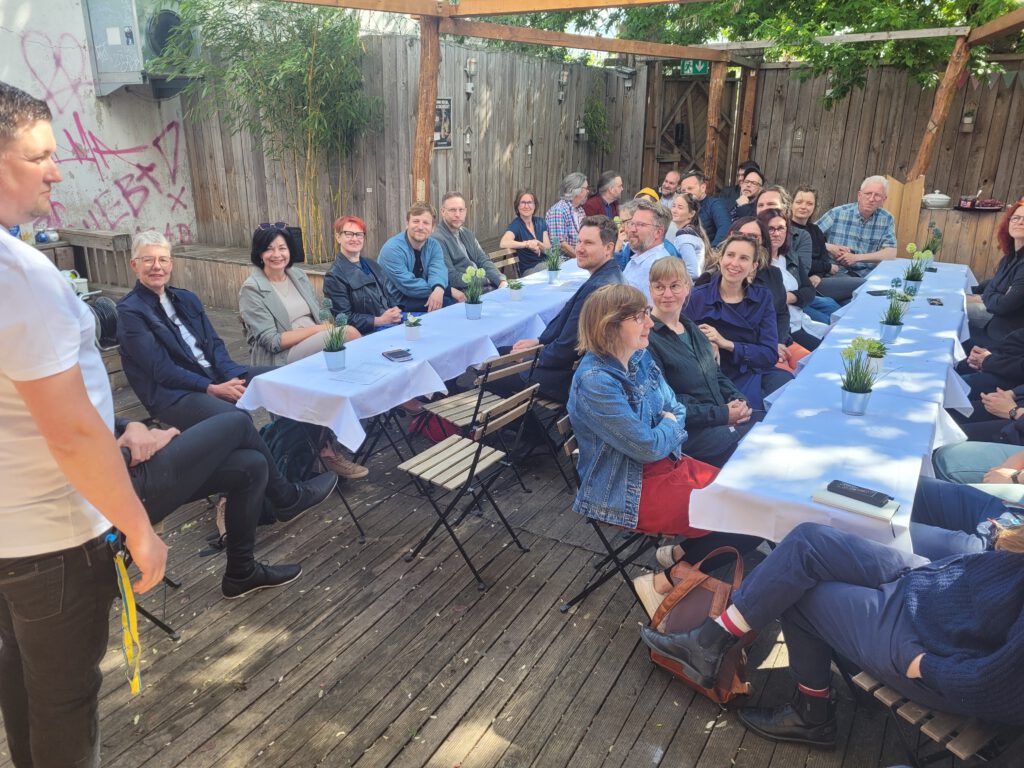 Das Foto zeigt Enrico Ebert wie er vor den Anwesedenen Gästen spricht