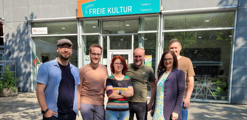 Vorstand Netzwerk Freie Kultur mit Geschäftsführer vor em einLADEN
